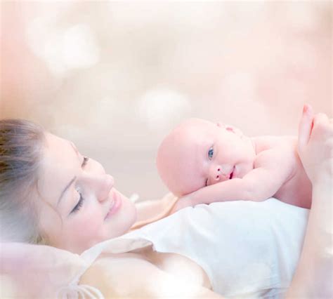 新生婴儿图片-趴在妈妈身上的新生婴儿素材-高清图片-摄影照片-寻图免费打包下载