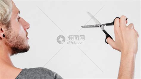 男理发师用剪发机剪胡须到理发店美发高清图片下载-正版图片505097457-摄图网