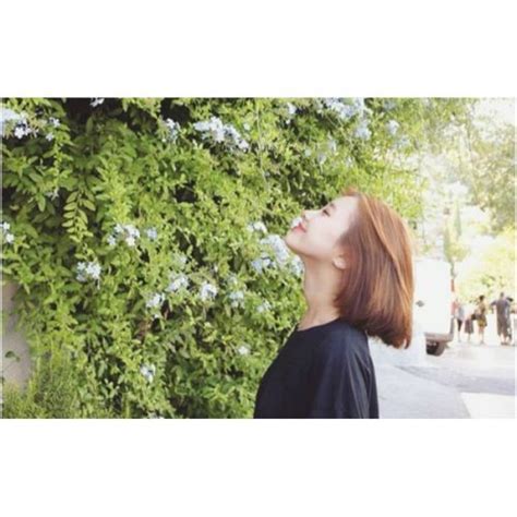 甜美女生头像白色侧脸