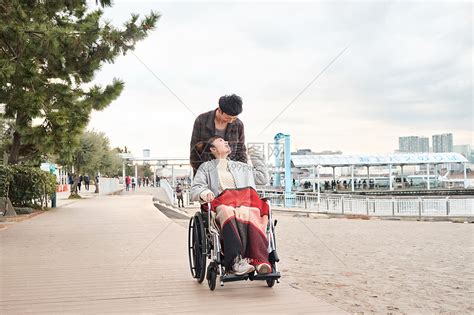 女士亚洲男轮椅妇女和男子高清图片下载-正版图片502199744-摄图网