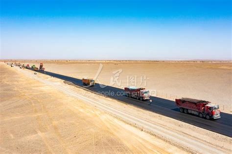 新疆哈密：戈壁公路建设忙-人民图片网
