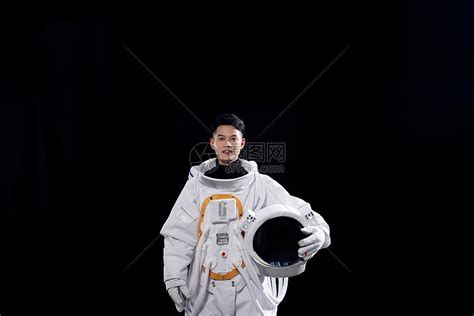 宇航员手拿头盔形象高清图片下载-正版图片502355608-摄图网
