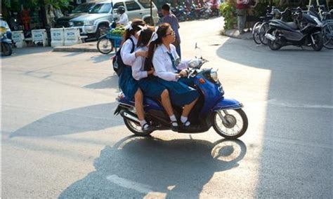 坐在车后座的金发女人肖像高清图片下载-正版图片306421604-摄图网