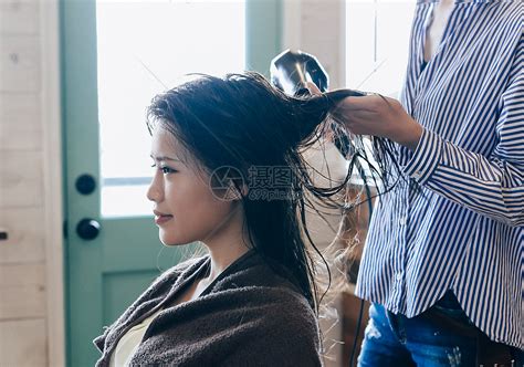 女人在理发店做造型高清图片下载-正版图片502054665-摄图网