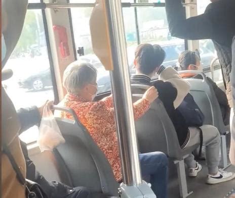 公交车上男生未让座被老人骂哭，目击者称更过分的是……网友怒怼_澎湃号·媒体_澎湃新闻-The Paper