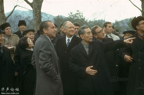 1972年尼克松访华照片：在故宫观看金缕玉衣，总统夫人帮农民喂猪
