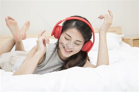 戴耳机听音乐的女孩高清图片下载-正版图片501026881-摄图网