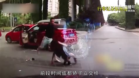四川一女司机驾车冲入人群致1死7伤 现场惨烈_ 视频中国