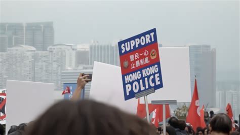 香港千人集结！绕警察总部游行一圈，用行动表达“与警察同行”_新华报业网