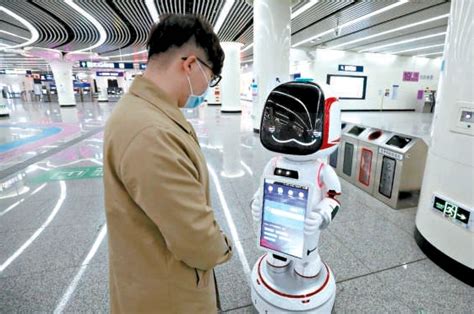 不认路？让机器人给你带路吧！北京地铁大兴机场线首批智能服务机器人上岗