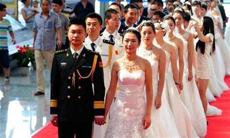 我为什么嫁给“兵哥哥”？ 浦东新区举行军人结婚登记集体颁证仪式_时政_新民网