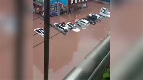 四川宣汉遭暴雨袭击，道路积水有临街商铺被淹_凤凰网视频_凤凰网