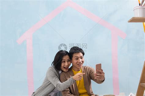 关爱房地产快乐年轻夫妇用手机拍照高清图片下载-正版图片501955924-摄图网