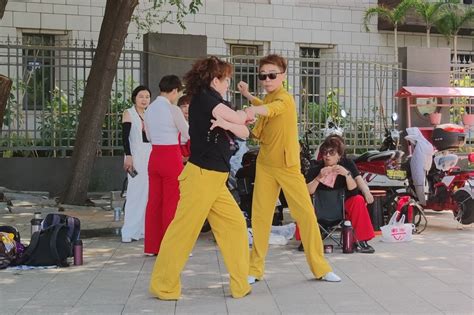 广场舞《红枣树》双人表演，旋律优美，动作干净利落_凤凰网视频_凤凰网