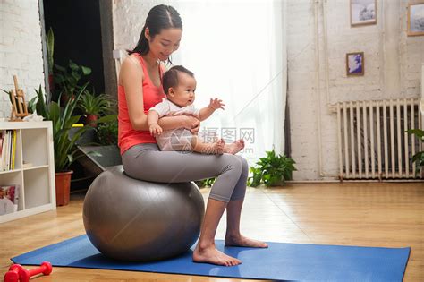 健身运动妈妈和宝宝高清图片下载-正版图片501919942-摄图网
