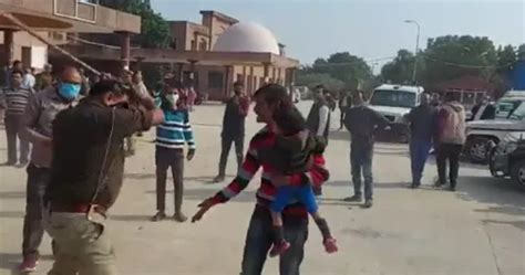 印媒：印度警察用棍棒殴打一名抱孩子男子被停职_北晚在线