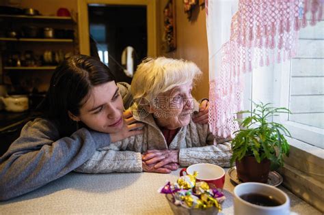 老年妇女与一名成年孙女在村舍的高清图片下载-正版图片503063055-摄图网