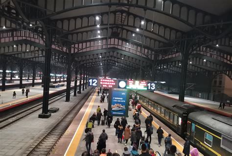 2024哈尔滨火车站无论是站台还是候车大厅，别有一番欧陆风情。火车站对面的李先生。好多年没坐过的绿皮车_汉口站-评论-去哪儿攻略