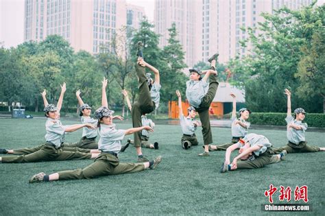 重庆大学舞蹈专业新生军训“斗舞” - 华声新闻