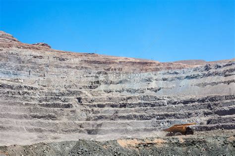 智利北部一个露天矿坑铜矿的高清图片下载-正版图片505336020-摄图网