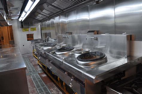 厨房设备表面的材质主要以不锈钢耐火板为主流