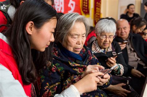 中老年群体数据分析：2020年中国52.5%老年群体主要的社交娱乐方式为聚会交流__财经头条