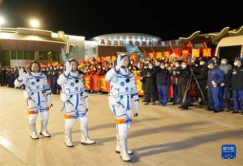 神舟十六号航天员出征仪式现场高唱《歌唱祖国》_腾讯视频