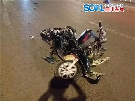 眉山十字路口发生车祸 摩托车被撞飞出50米_四川在线