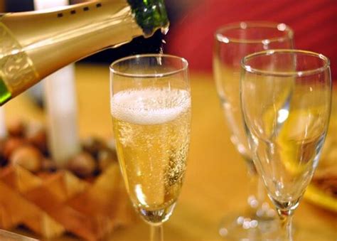酒知识：香槟酒是葡萄酒吗，香槟是法国特定产区生产的起泡葡萄酒_中国啤酒网