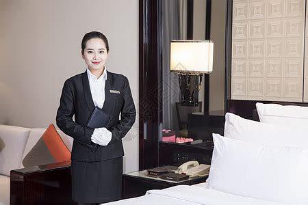 酒店客房女服务员端着叠好的毛巾图片-叠好毛巾的酒店客房女服务员素材-高清图片-摄影照片-寻图免费打包下载