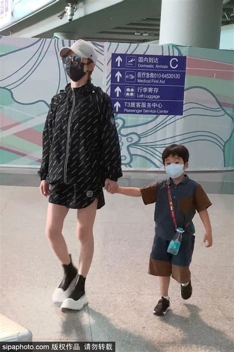 谢楠带儿子现身首都机场 小朋友紧紧抱住妈妈画面温馨_新浪图片
