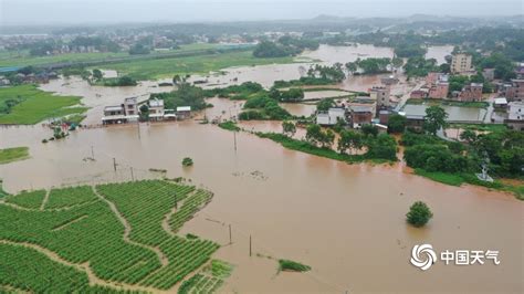 广东连平县强降雨致村庄被淹 村民被困-图片频道