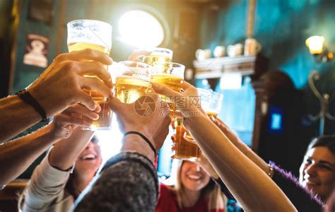 一群快乐的朋友在啤酒吧餐厅喝酒和敬酒与年轻人在凉爽的老式酒吧一起玩乐的友谊概念专注于中品脱玻璃高高清图片下载-正版图片503556396-摄图网