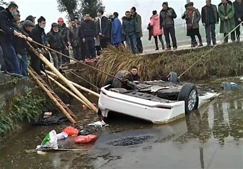 四川资中一轿车翻入水塘致2死4伤 一小孩在ICU接受治疗