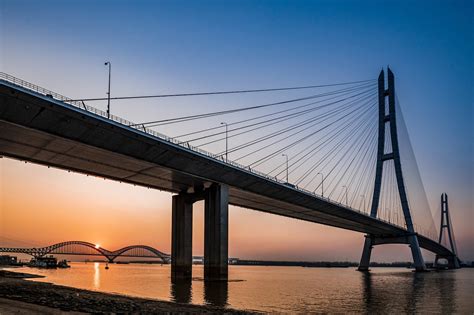 江苏苏州：张靖皋长江大桥南航道桥水陆施工全面展开-人民图片网
