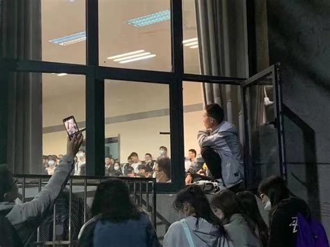 学生翻墙逃课，没想被校长和保安抓个正着，学生被整惨了_腾讯视频