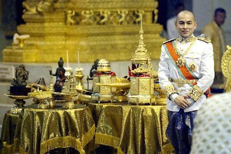 柬埔寨新国王诺罗敦-西哈莫尼29日宣誓登基(图)_新闻中心_新浪网