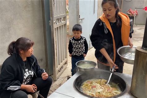 农村媳妇做了一块豆腐，再准备8样配菜炖一锅，一顿好吃的菜汤就成了_凤凰网视频_凤凰网