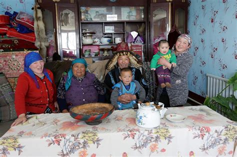 新疆昌吉：民警服务边境牧区春季转场-人民图片网