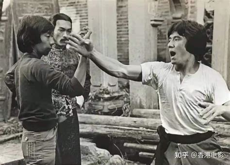 成龙与袁和平在《蛇形刁手》(1978) 拍摄现场。 - 知乎