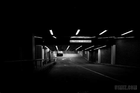建筑黑暗的地下停车库背景图片免费下载 - 觅知网