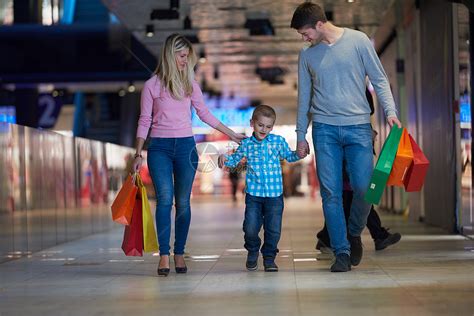 销售,消费主义人们的幸福的家庭与孩子购物袋城市高清图片下载-正版图片300570517-摄图网