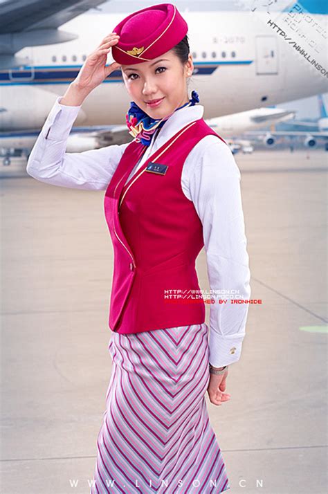 南方航空空姐所穿服装红色和蓝色的职位区别