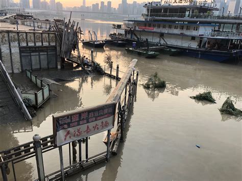重庆水位已达到190.44米，洪水涌入喜来登酒店_新浪新闻