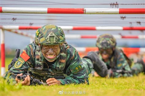 近日，武警广西总队桂林支队组织特战分队开展协同狙击、特种战术……