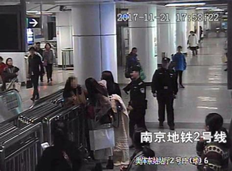 南京火车南站一男子被卡站台缝隙 已无生命体征|南京火车南站|高铁|失足坠台_新浪新闻