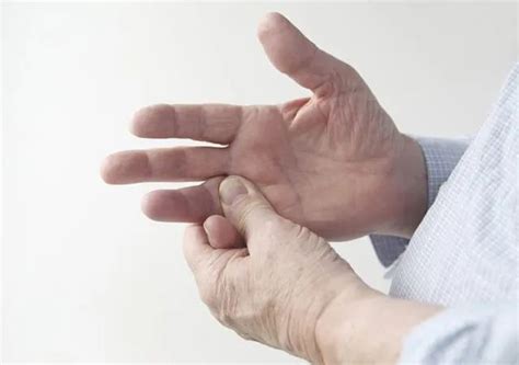 晨起手指关节僵硬疼痛的原因-六六健康网