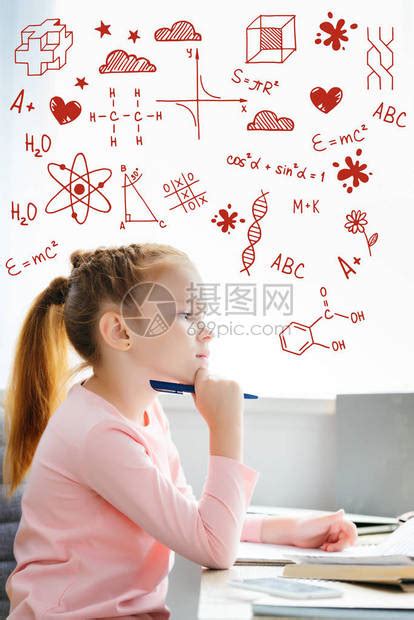 有思想的女学生在家学习时拿着笔望向别处的侧视图插画图片下载-正版图片502733425-摄图网