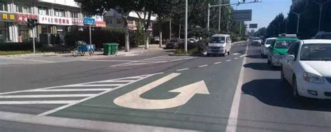 红绿灯路口，为什么右转也能被扣分罚款
