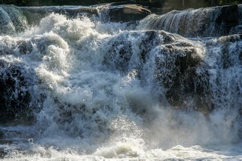 一条水流湍急、宽阔饱满的山区河流。高清摄影大图-千库网